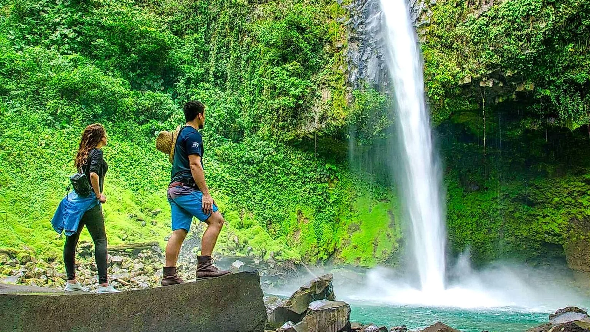 Total immersion in the rainforest visiting the icons of La Fortuna.
