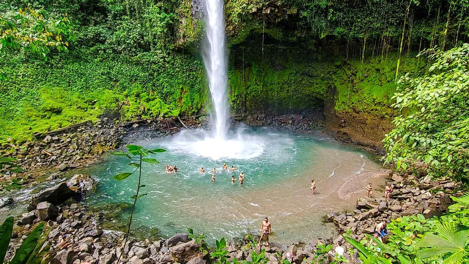Combination of sweetness and natural adventure on the chocolate and waterfall tour.